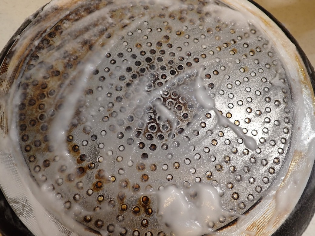 重曹ペーストを塗りたくる