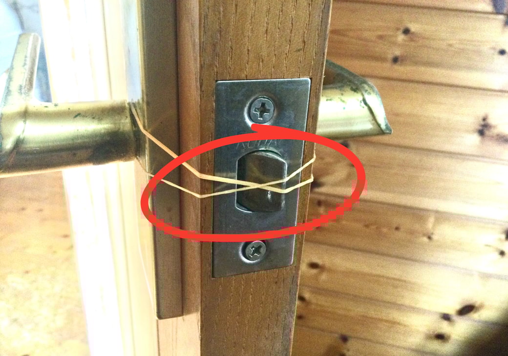 ドアの取っ手に輪ゴムをかける