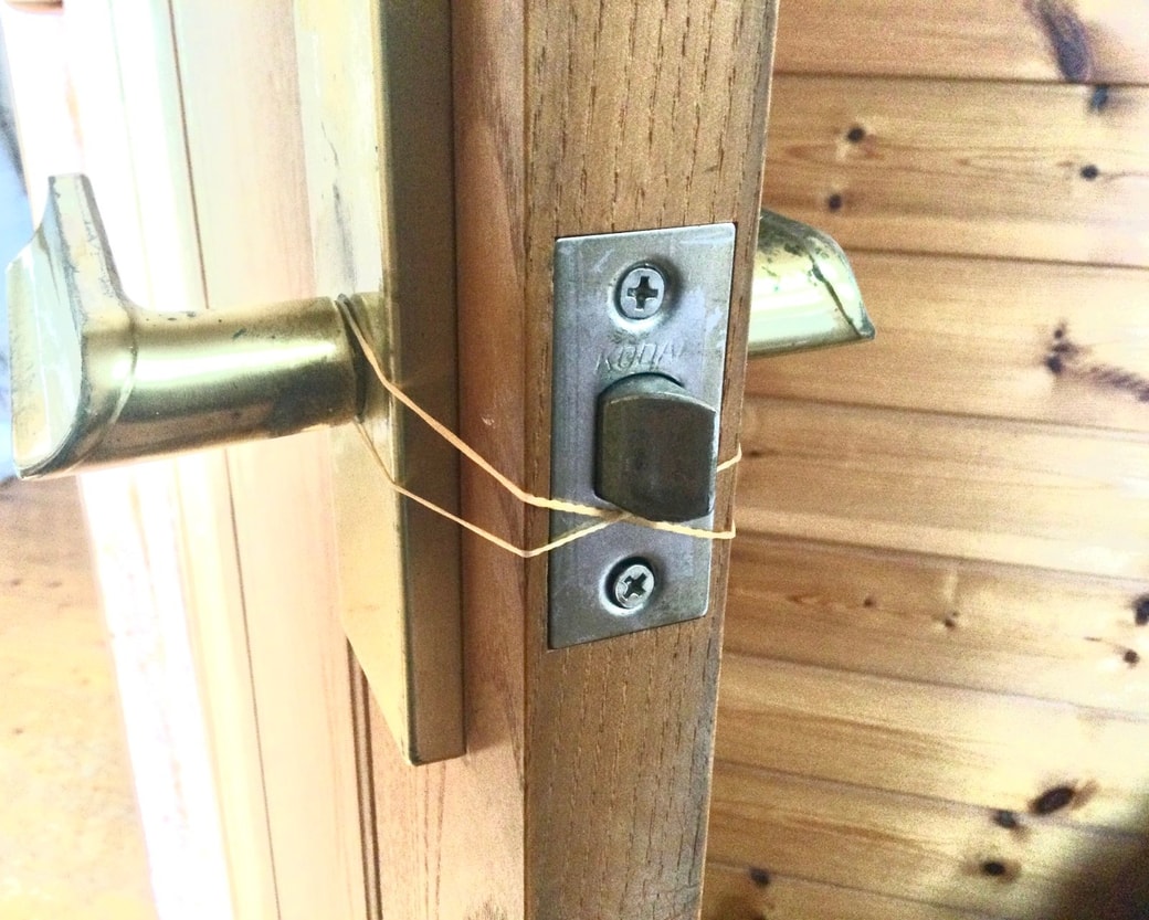 ドアの取っ手に輪ゴムをかける