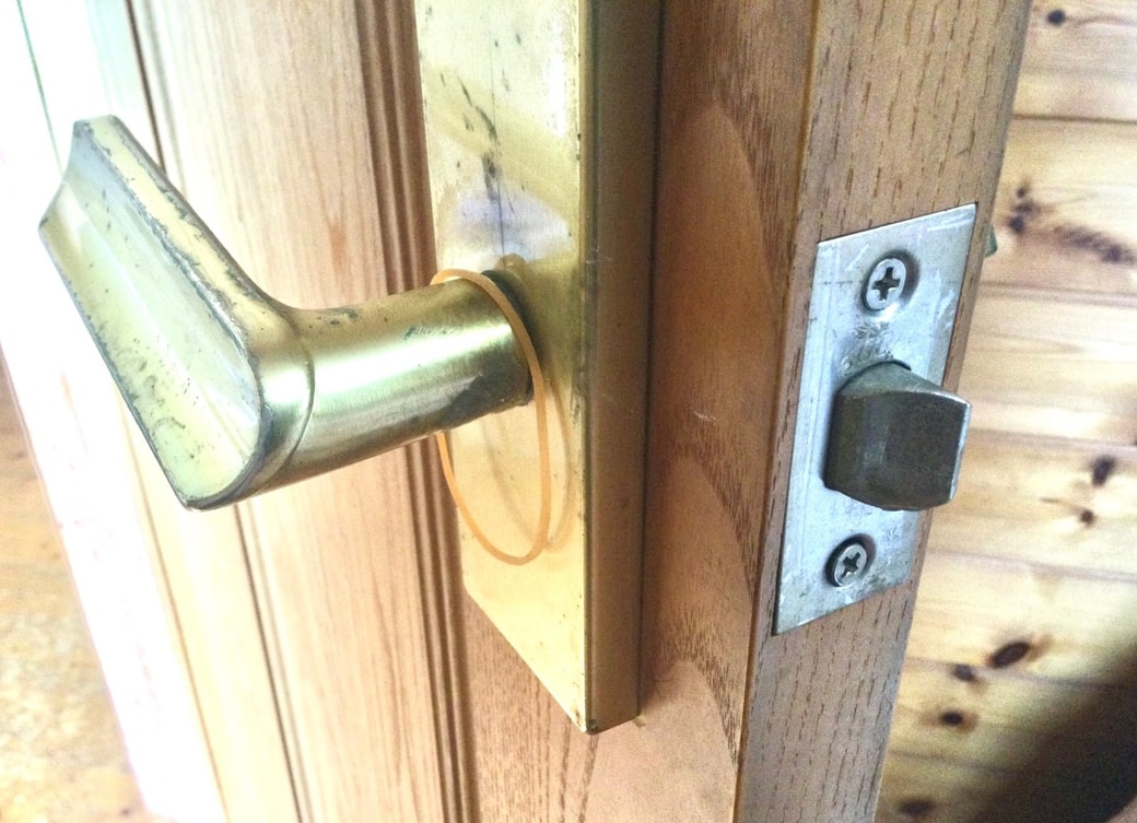 ドアの取っ手に輪ゴムをかける