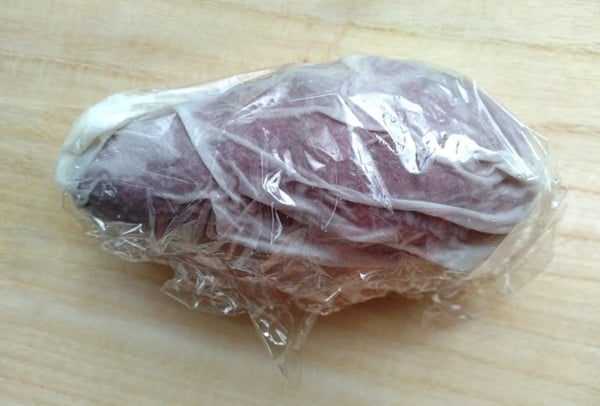 さつまいもを濡らしたキッチンペーパーで包み、ラップする