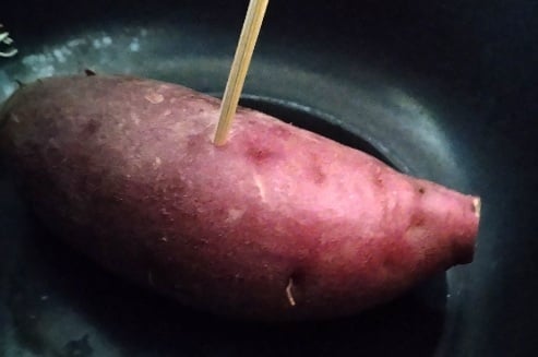 さつまいもに竹串を刺す