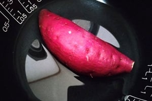 さつまいもと水を炊飯器に入れる