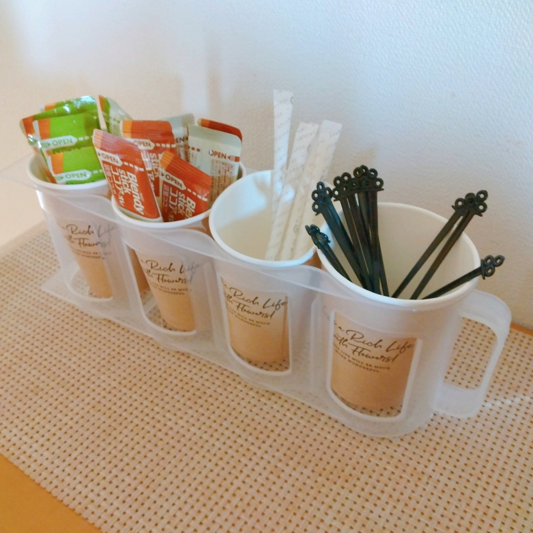 スティックの飲み物を収納した缶ストッカー