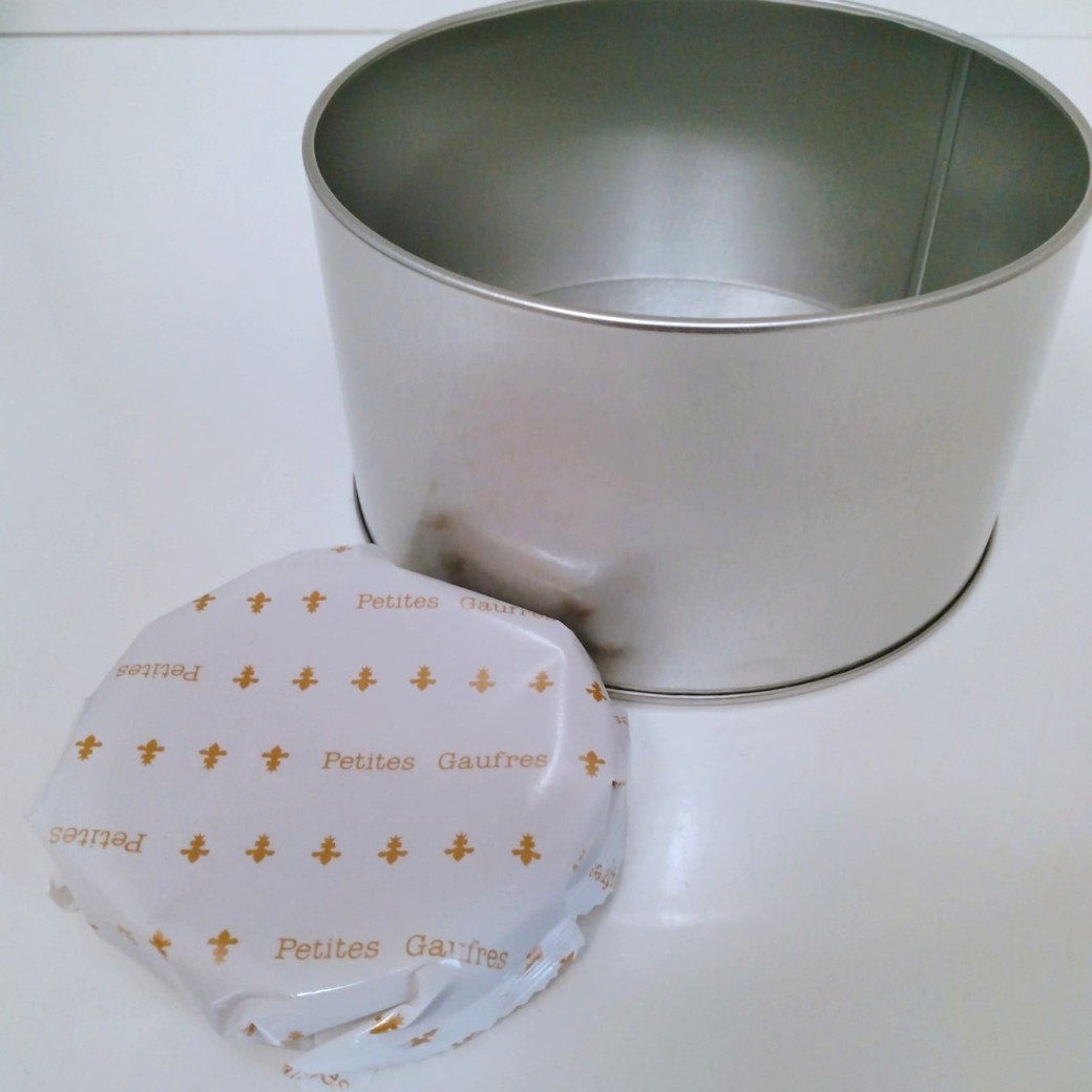 お菓子が入った缶