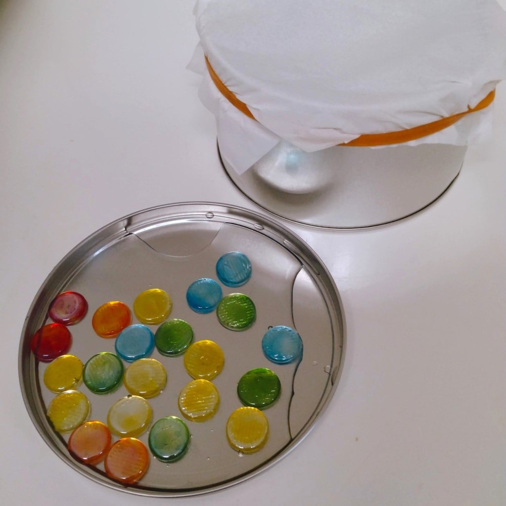 水でぬらしたおはじき