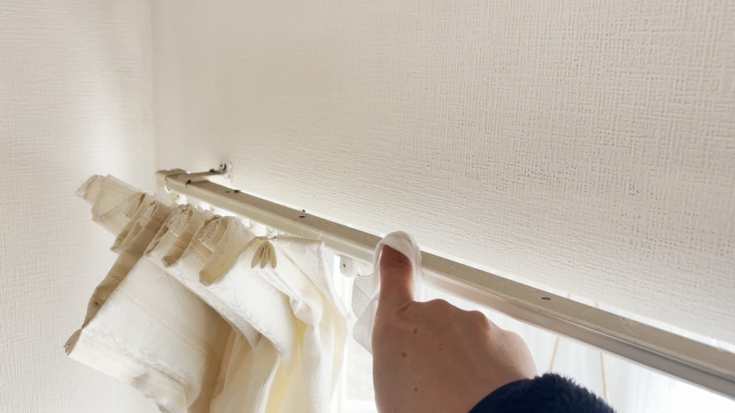 指にドライシートを巻き付けホコリを取り除く