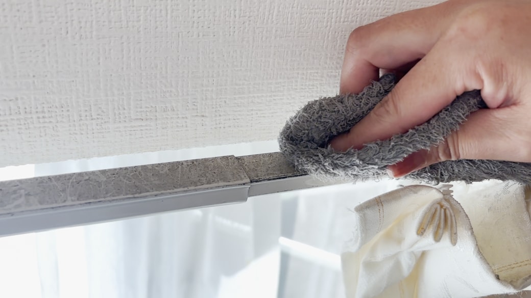 レールを拭き掃除する