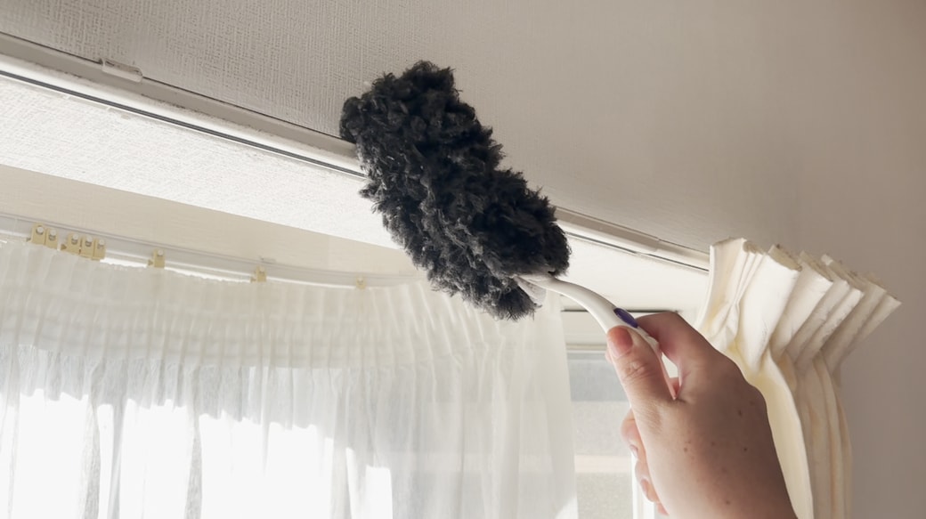 ハンディモップでカーテンレール掃除