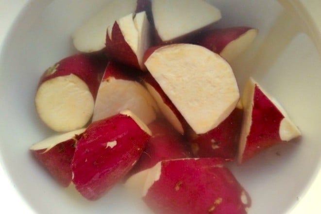 さつまいもを水にさらす