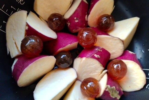 さつまいも、カンロ飴、水を入れて炊く