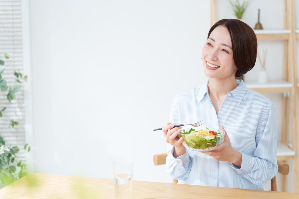 食事する女性