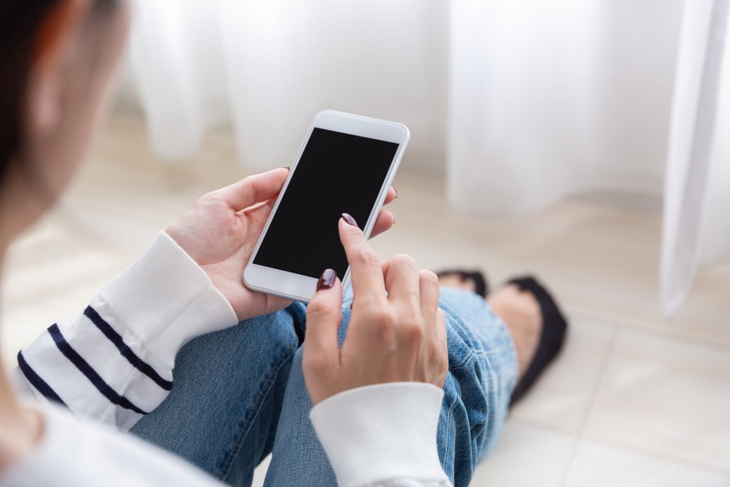 スマホチェックする人