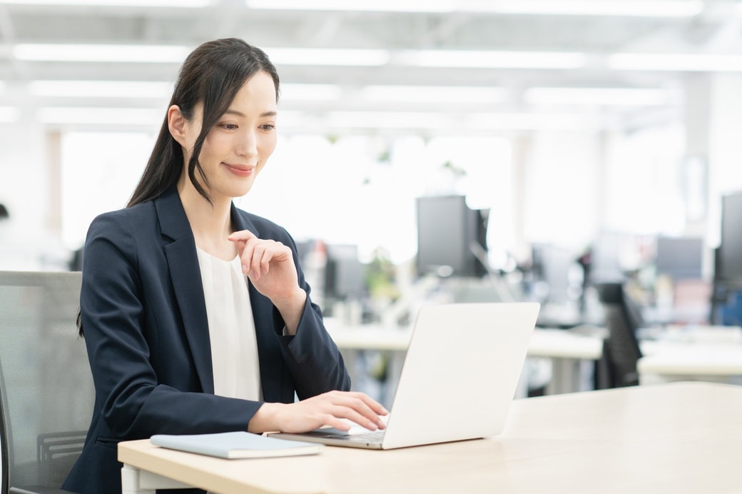 仕事する女性