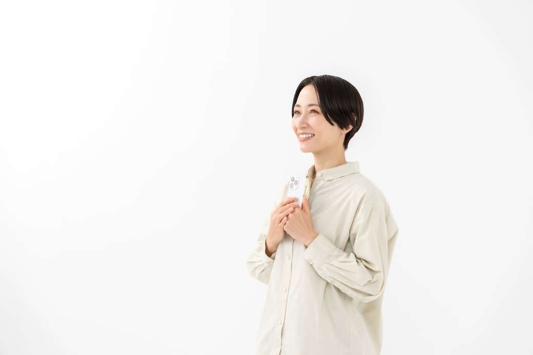 スマホを持つ女性