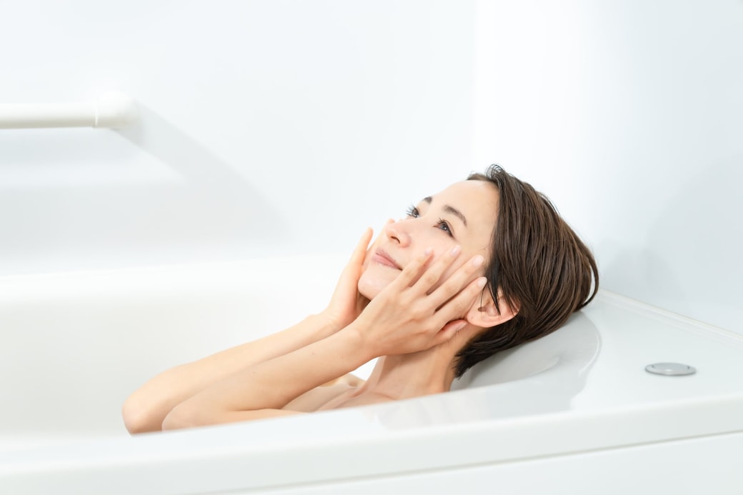 お風呂に入る女性