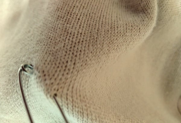 ニットに安全ピンを刺したところ