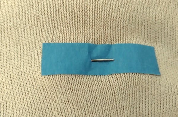 マスキングテープを貼った部分に安全ピンを留める