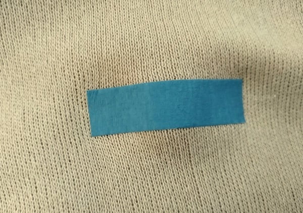 ニットにマスキングテープを貼る