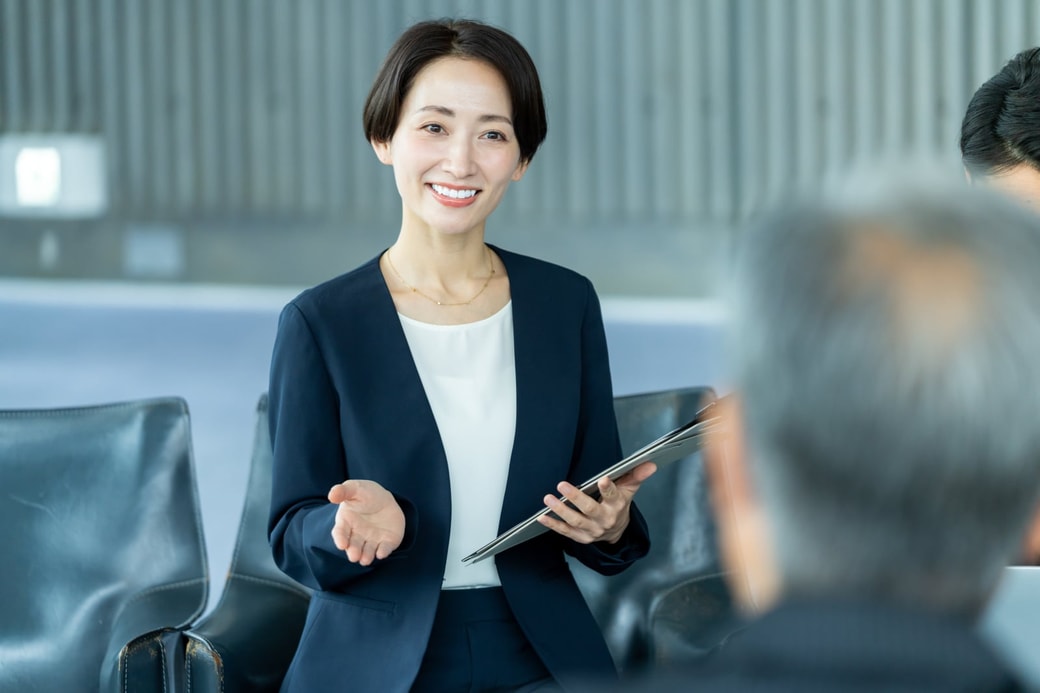 打ち合わせする女性