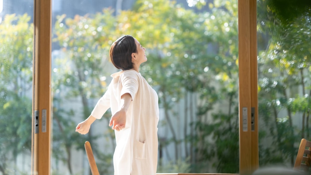 深呼吸する女性