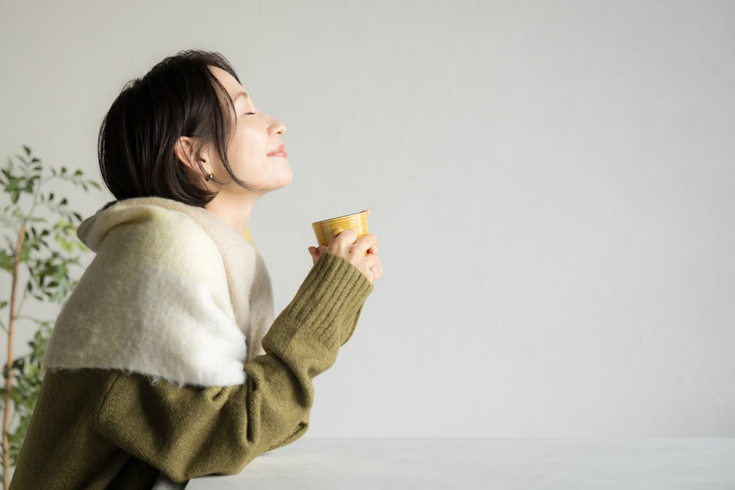 コーヒーを飲む女性