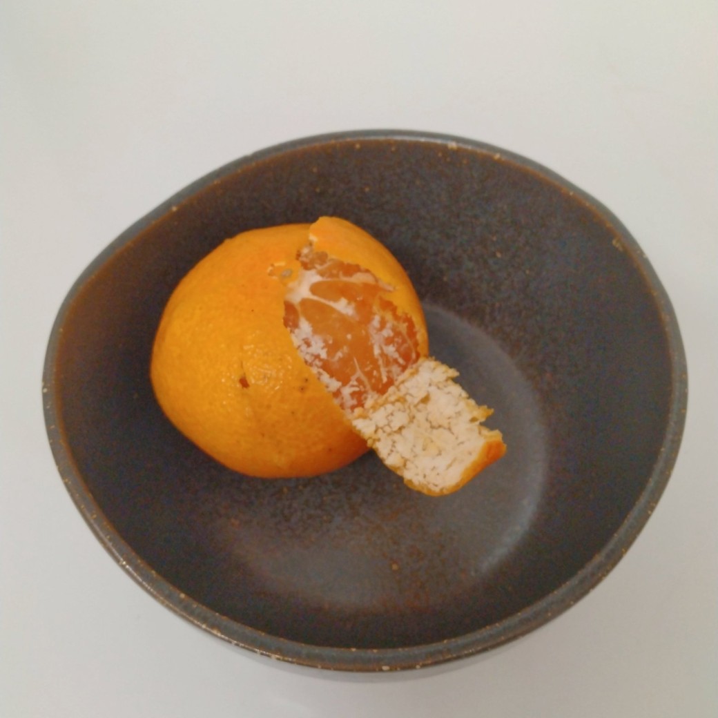 皮をむいているみかん