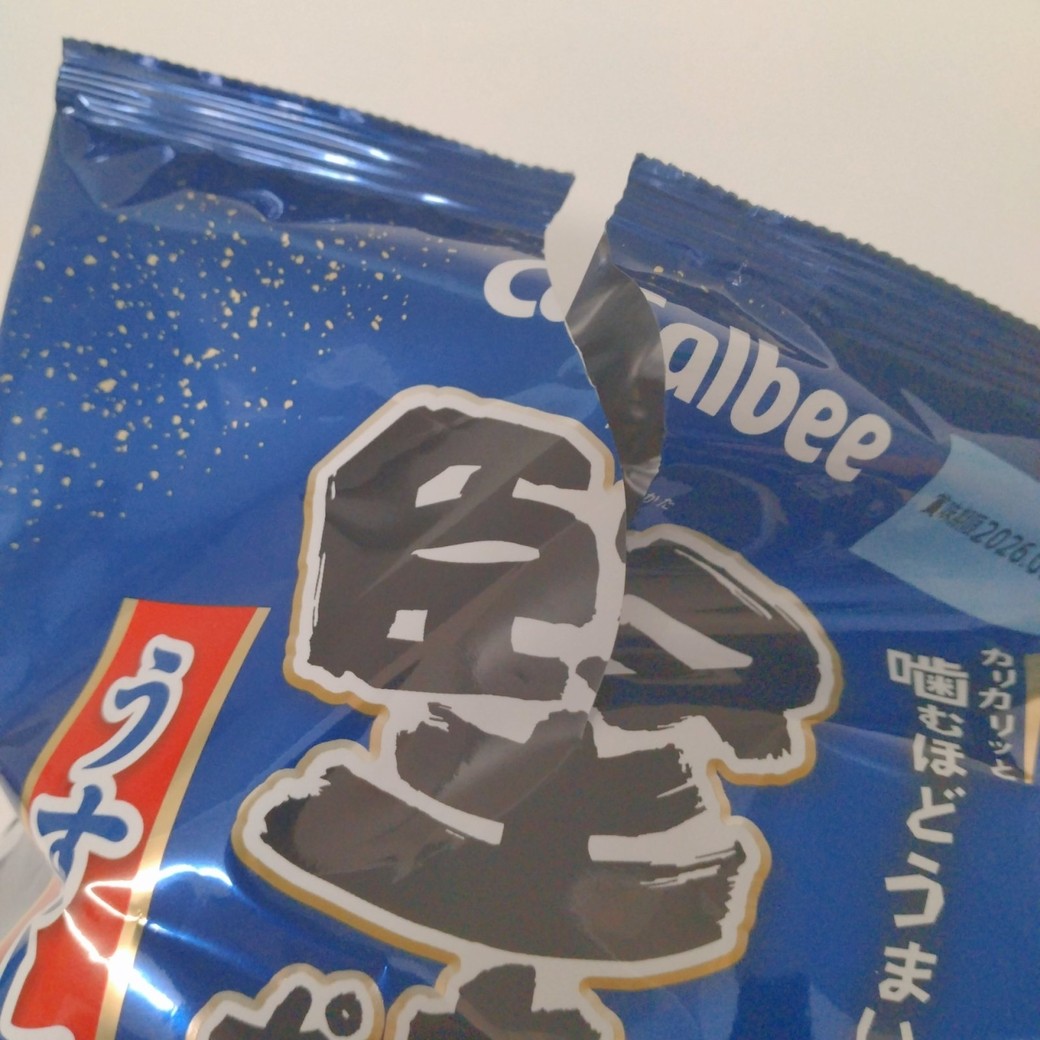 封が開いたお菓子の袋