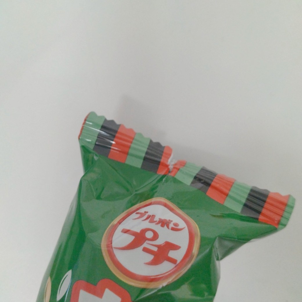 封が開いたお菓子の袋