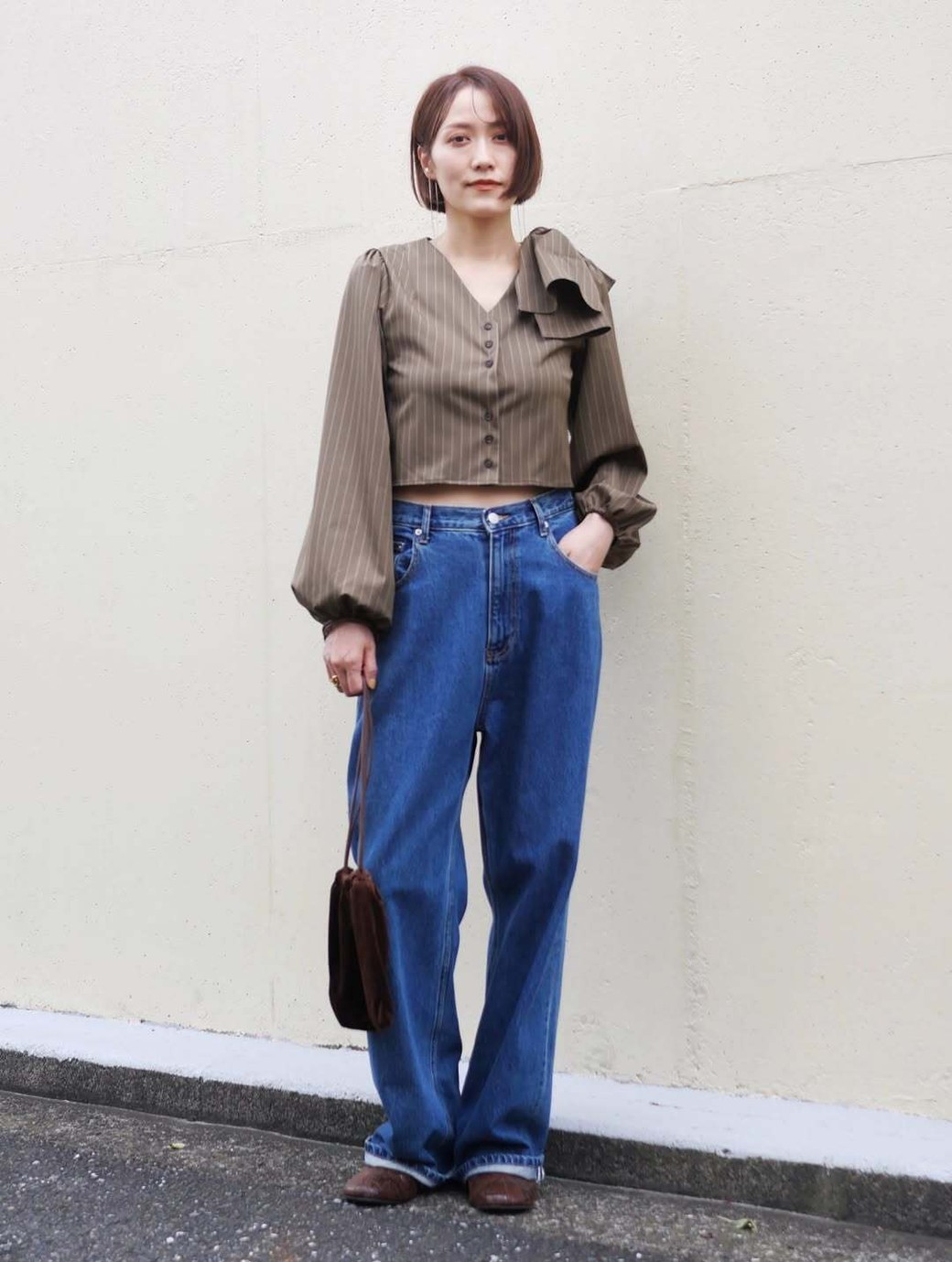 華やかなトップスのカジュアルダウンに。