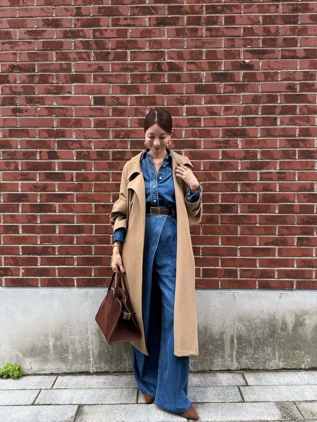 デニム×デニムをトレンチでまとめて知的な雰囲気に。