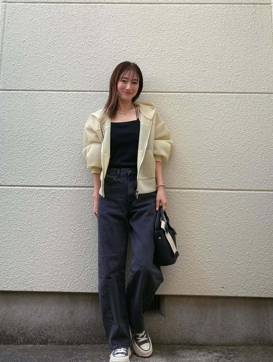 全身カジュアルなら、濃い色のデニムで大人っぽさを加えて。