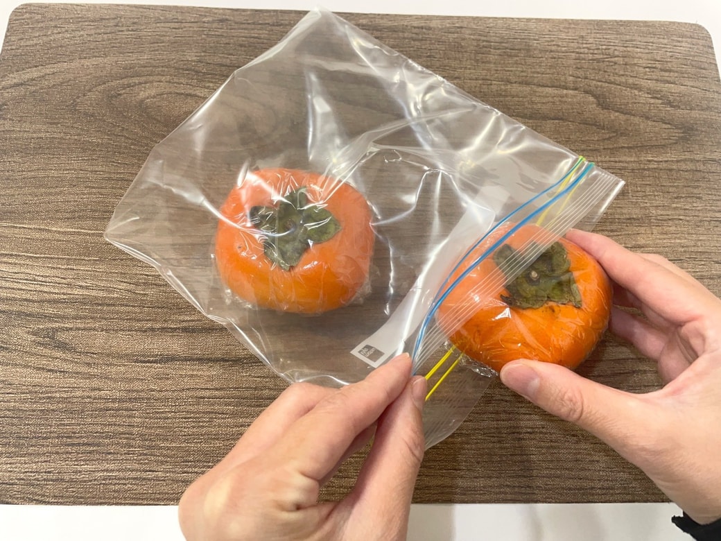 ラップで包んでフリーザーバッグに入れる