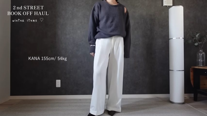 BOOKOFFニットとホワイトパンツのコーデ