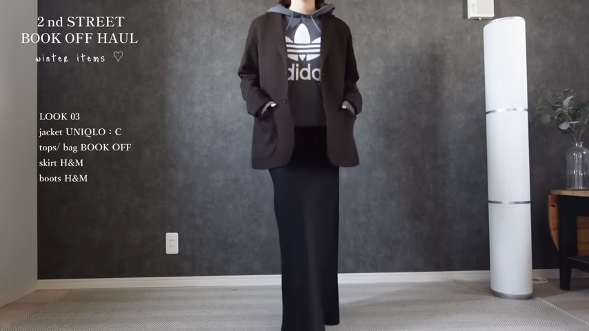 アディダスフーディーとスカートのコーデ