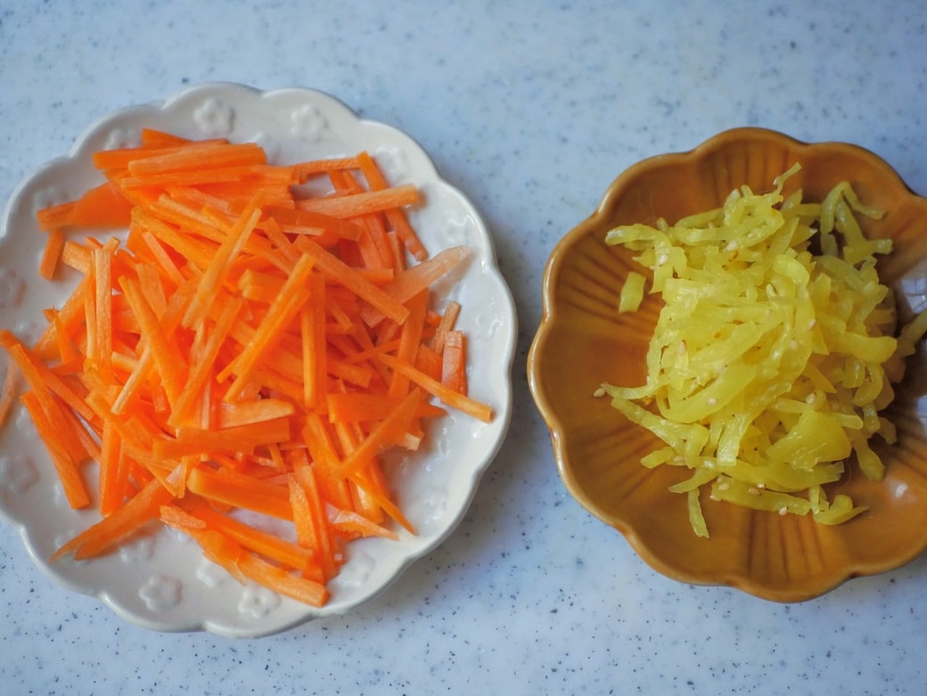にんじんとたくわんを切ったところ