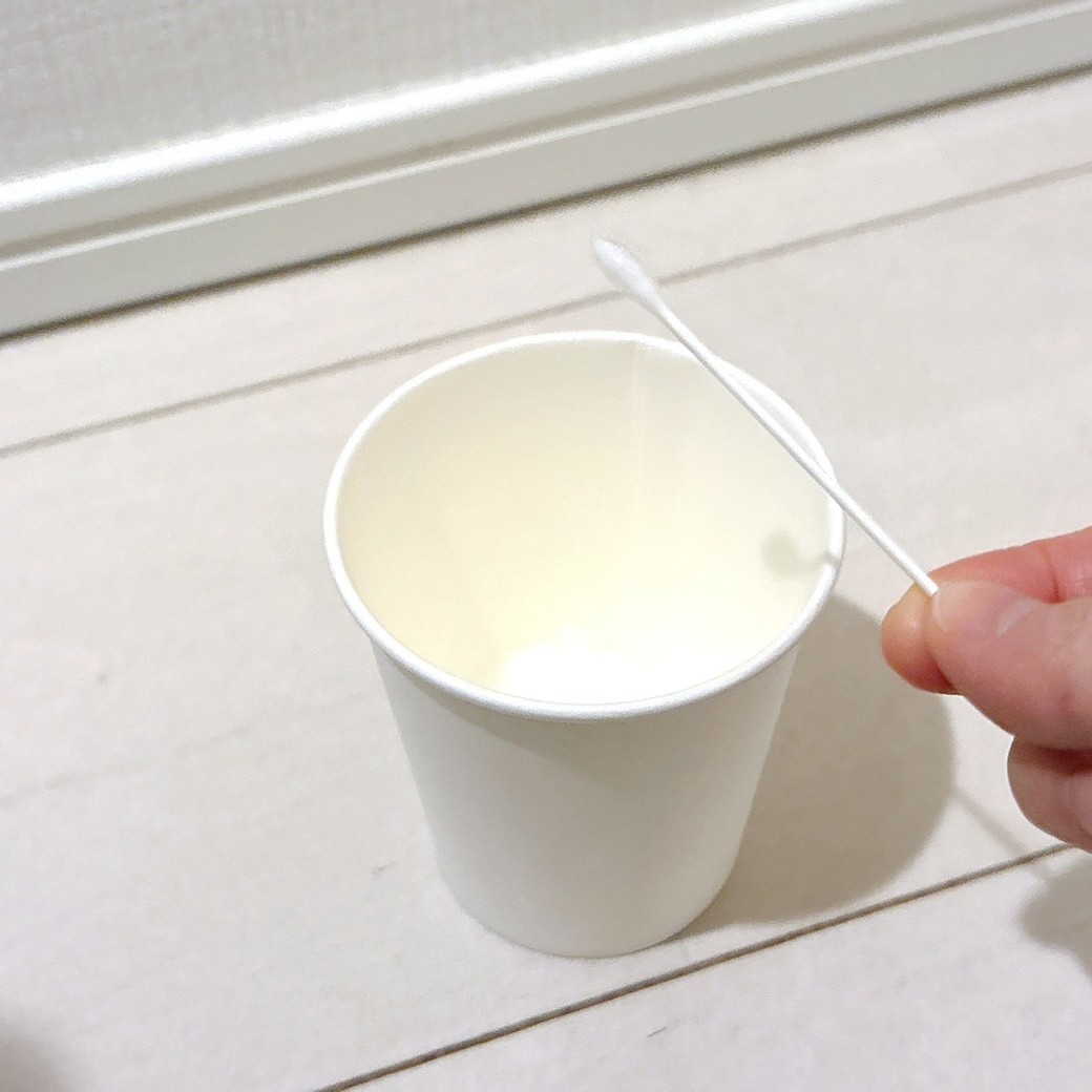 綿棒にクイックル ホームリセットを付ける