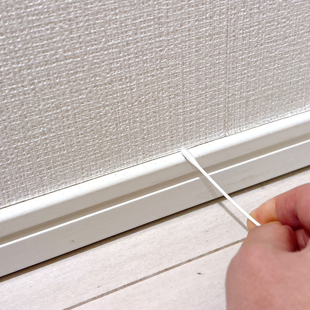 綿棒で巾木をこする