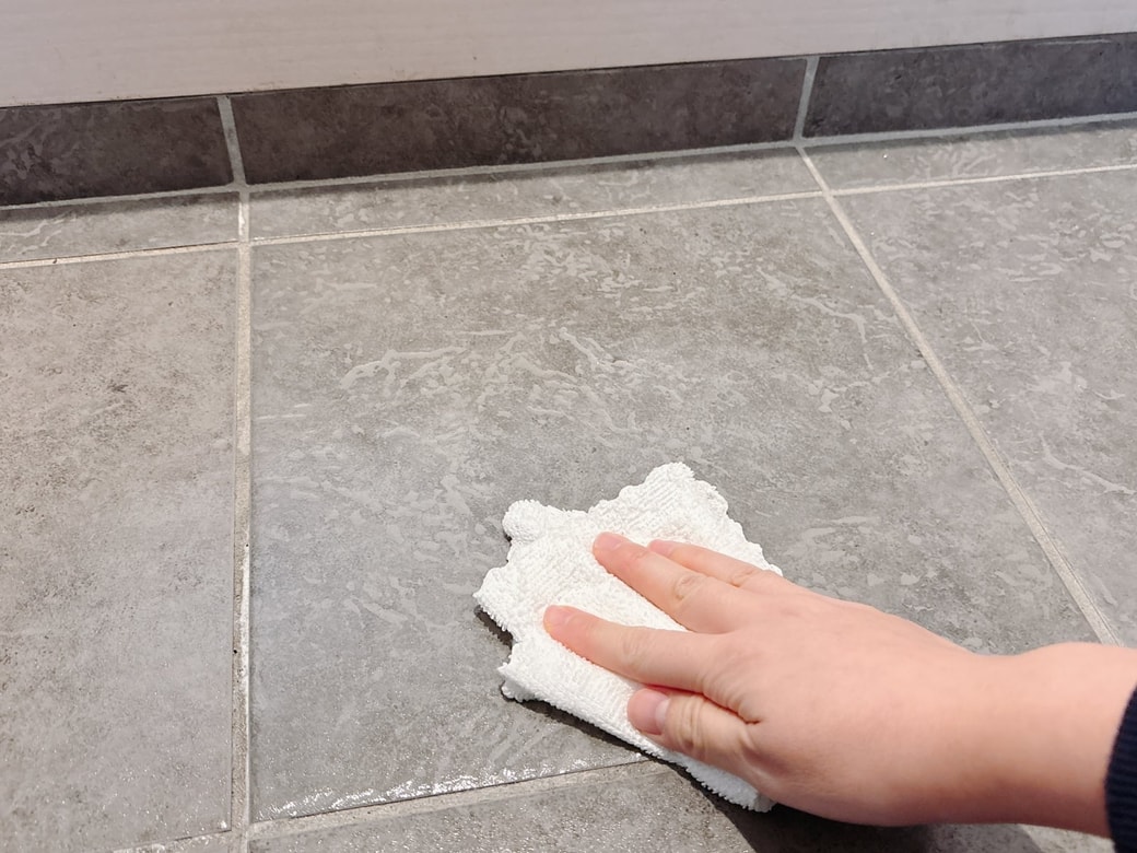 たたきをくまなく拭き掃除する