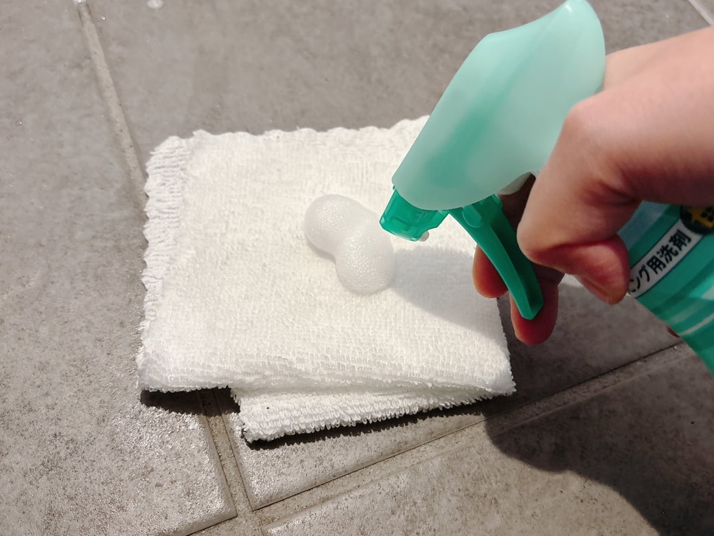 マイクロファイバークロスにかんたんマイペットをスプレーする