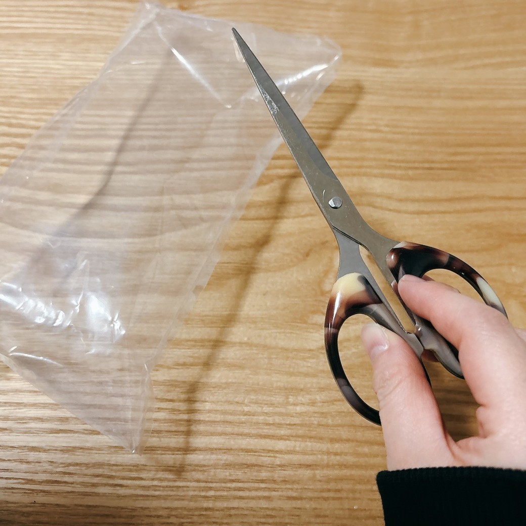 エアー緩衝材をはさみで切る