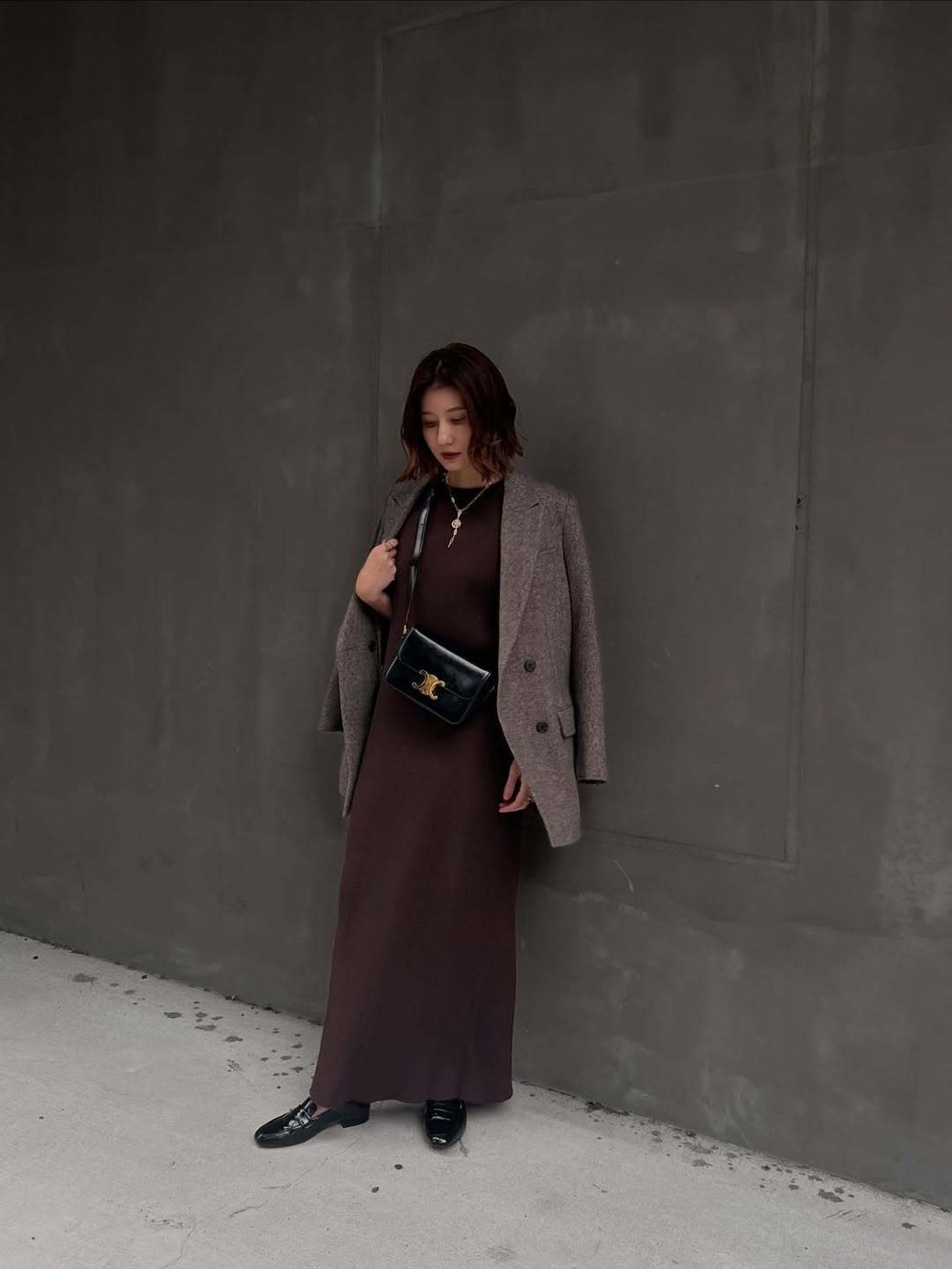 ブラウンでまとめた、ジャケットの肩がけスタイルは大人の秋コーデに最適。