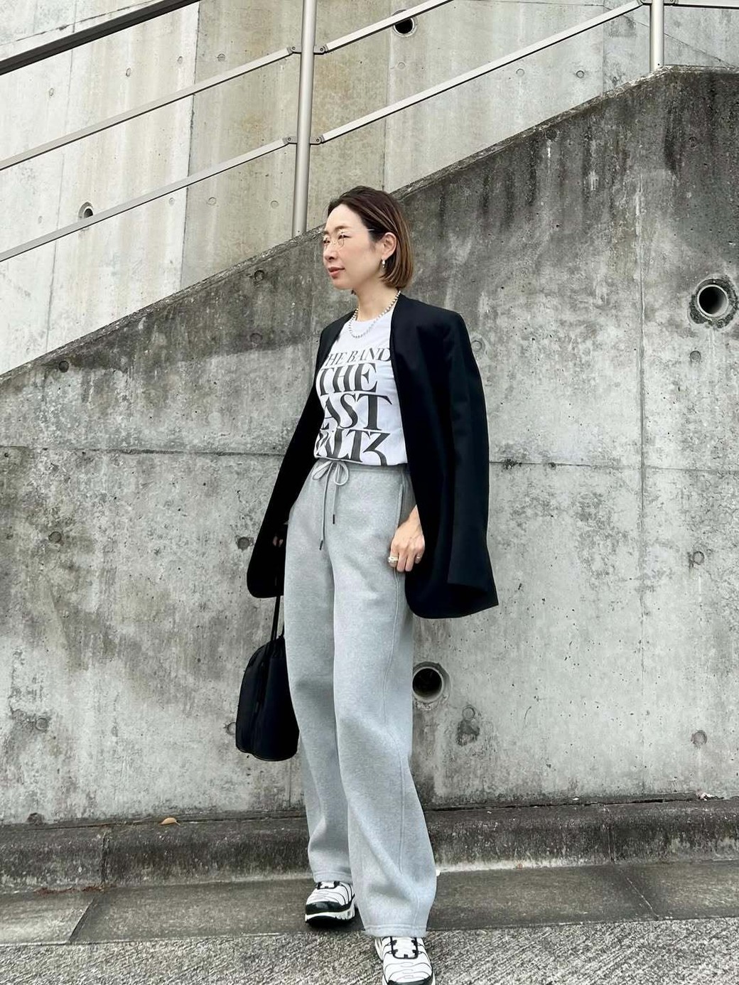 モノトーンでまとめればカジュアルミックスコーデも簡単。