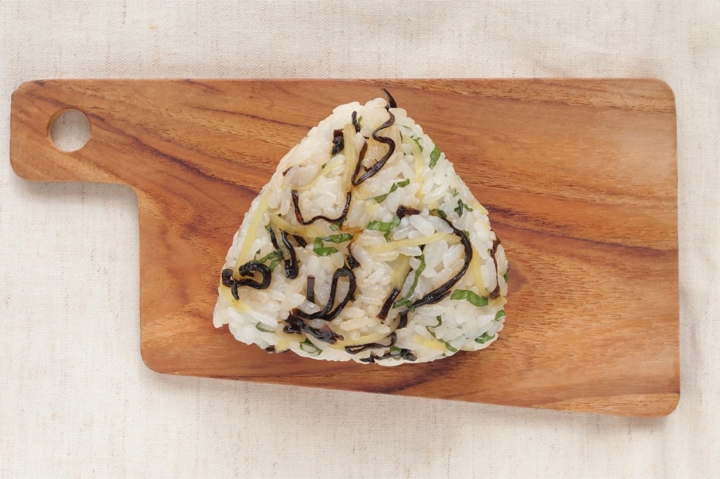 「生姜と塩こんぶと大葉のおにぎり」