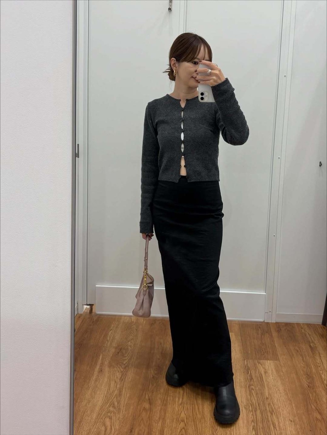 部分的な肌見せを取り入れた、上級者スタイル。