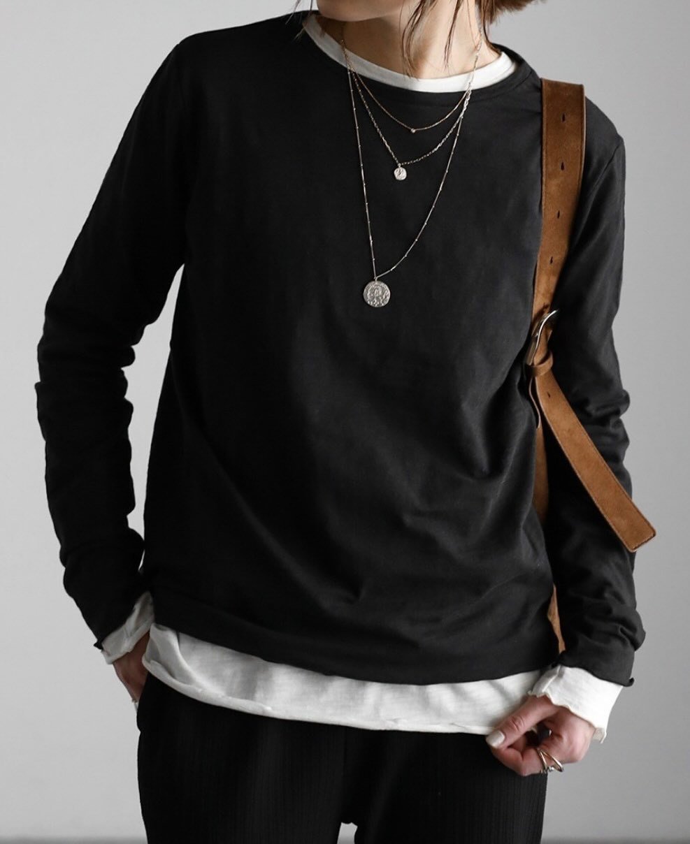 白のインナーは袖からもチラ見せするのが正解。