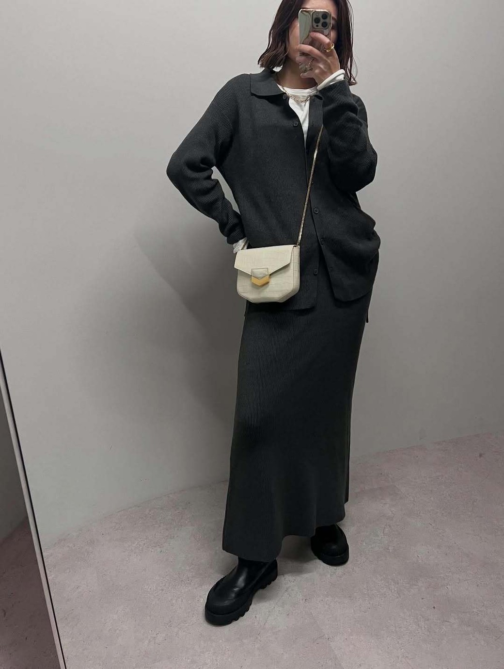 グレーのセットアップに、白を効果的に配置◎。