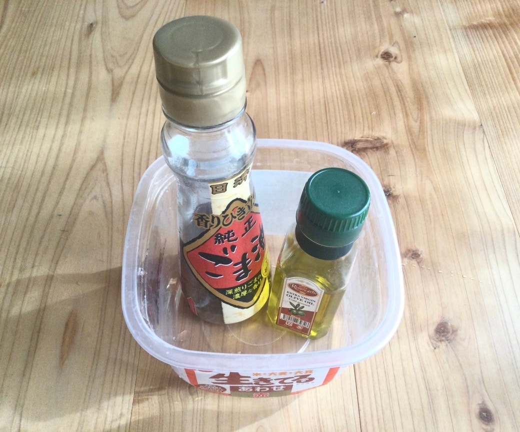 みその空き容器に油瓶を入れる