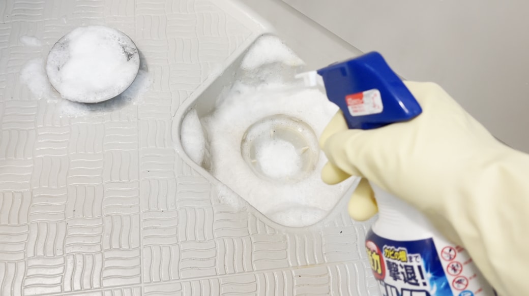 カビハイターを吹きかける