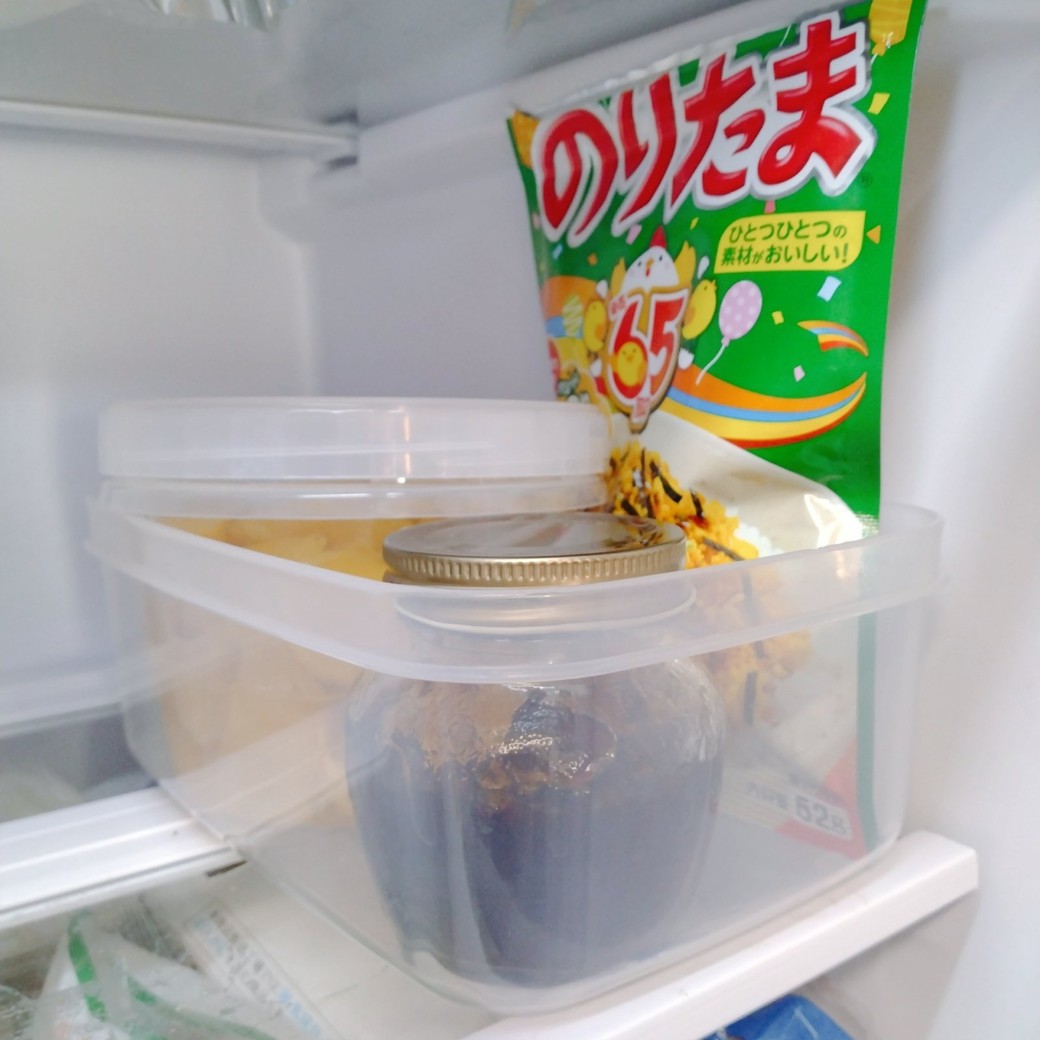 ご飯のお供セットを入れる：タッパーごと食卓に出せば1アクションで準備がスムーズ